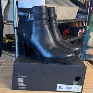 #308: Vionic Women's US 9 Black Ankle Booties